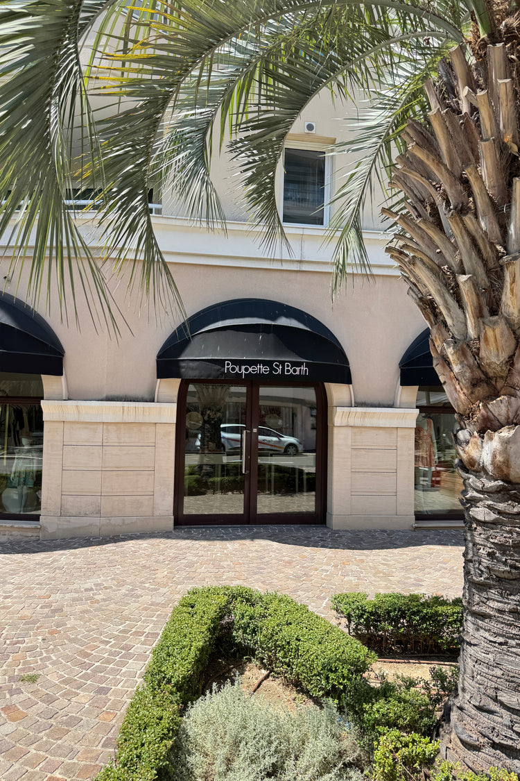 Devanture de la boutique Poupette St Barth sous les palmiers