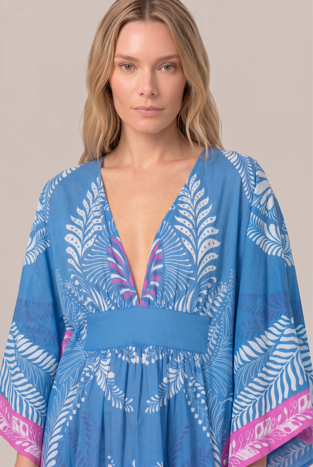 Blue Oolong kaftan – Kaftan Sol by Poupette St Barth, close-up of V-neck and fern print