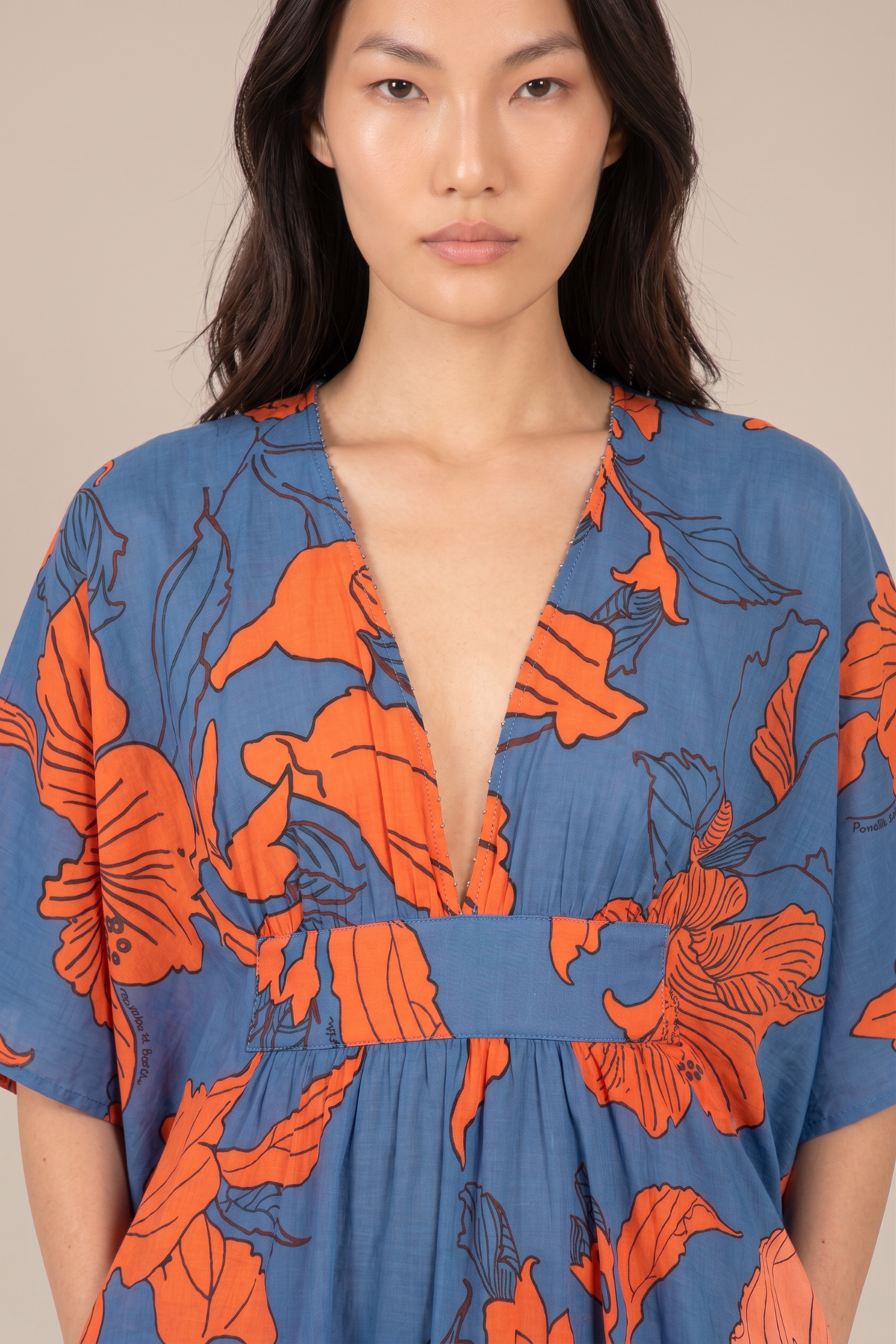 Blue Hibiscus kaftan – Kaftan Sol by Poupette St Barth, close-up of V-neck and wide sleeves