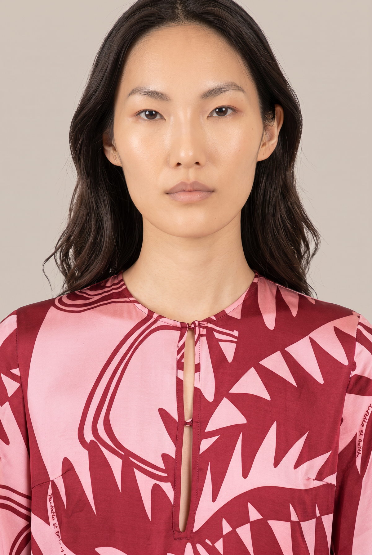 Bordo Oasis mini dress – Mini Dress Gia by Poupette St Barth, close-up of keyhole neckline and print