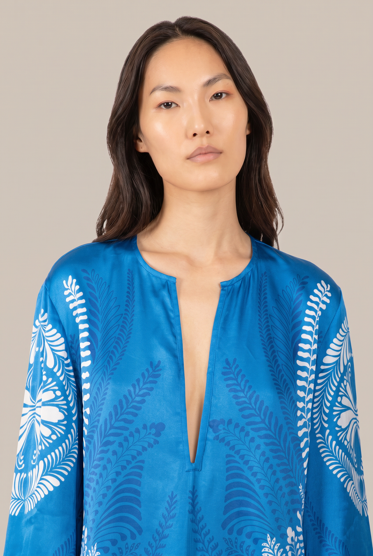 Blue Oolong mini dress – Mini Dress Gia by Poupette St Barth, close-up of split neckline and print