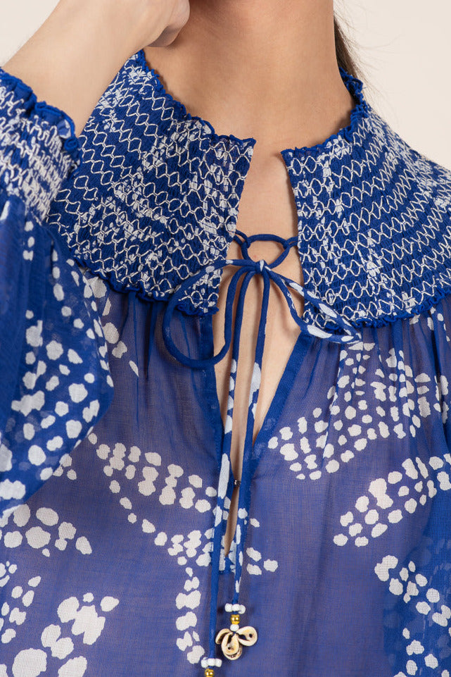 Blue Austral blouse – Blouse Ysee by Poupette St Barth, close-up of smocked collar and tie neck