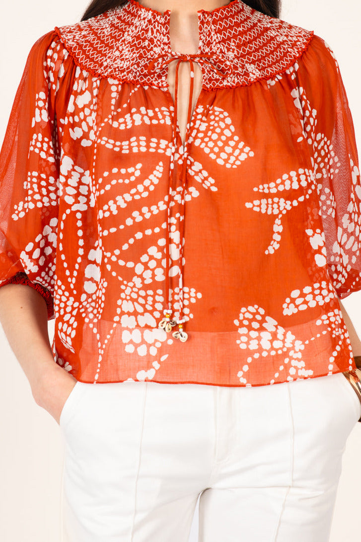 Paprika Austral blouse – Blouse Ysee by Poupette St Barth, front view of sheer blouse with white trousers