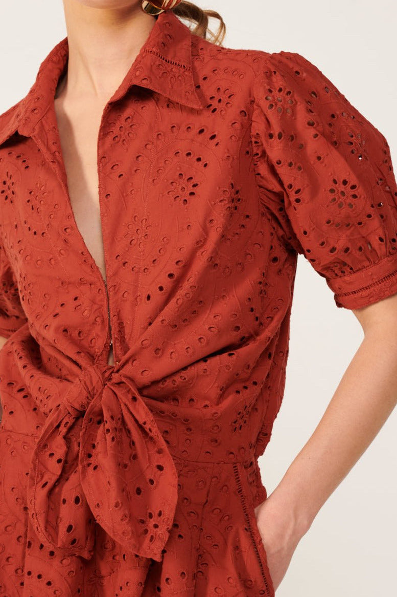 Paprika jumpsuit – Short Jumpsuit Livia by Poupette St Barth, close-up of the knotted front and collar