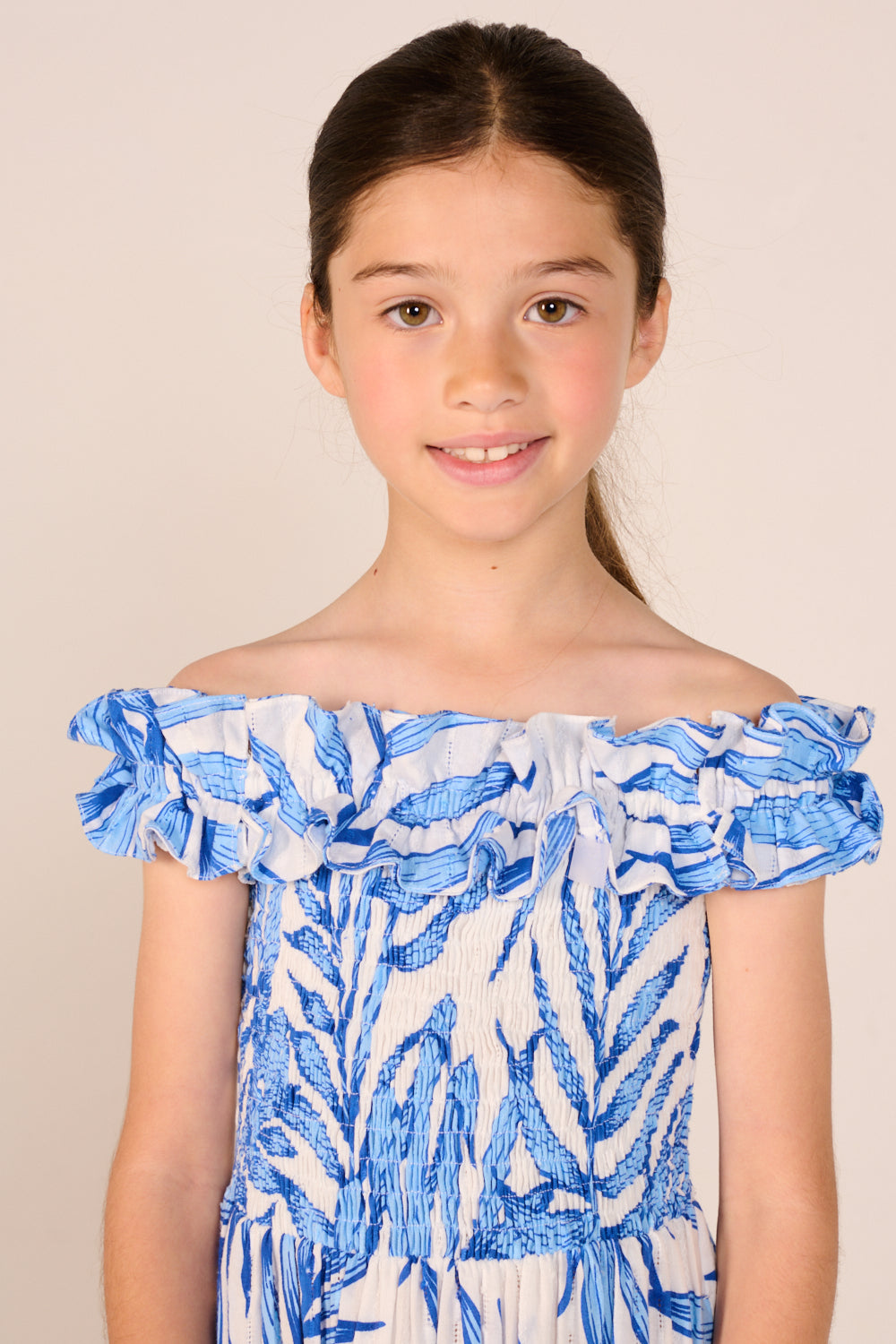 Girls' Blue Palm Leaf long dress – Long Dress Suzanne by Poupette St Barth, close-up of ruffled neckline and smocking