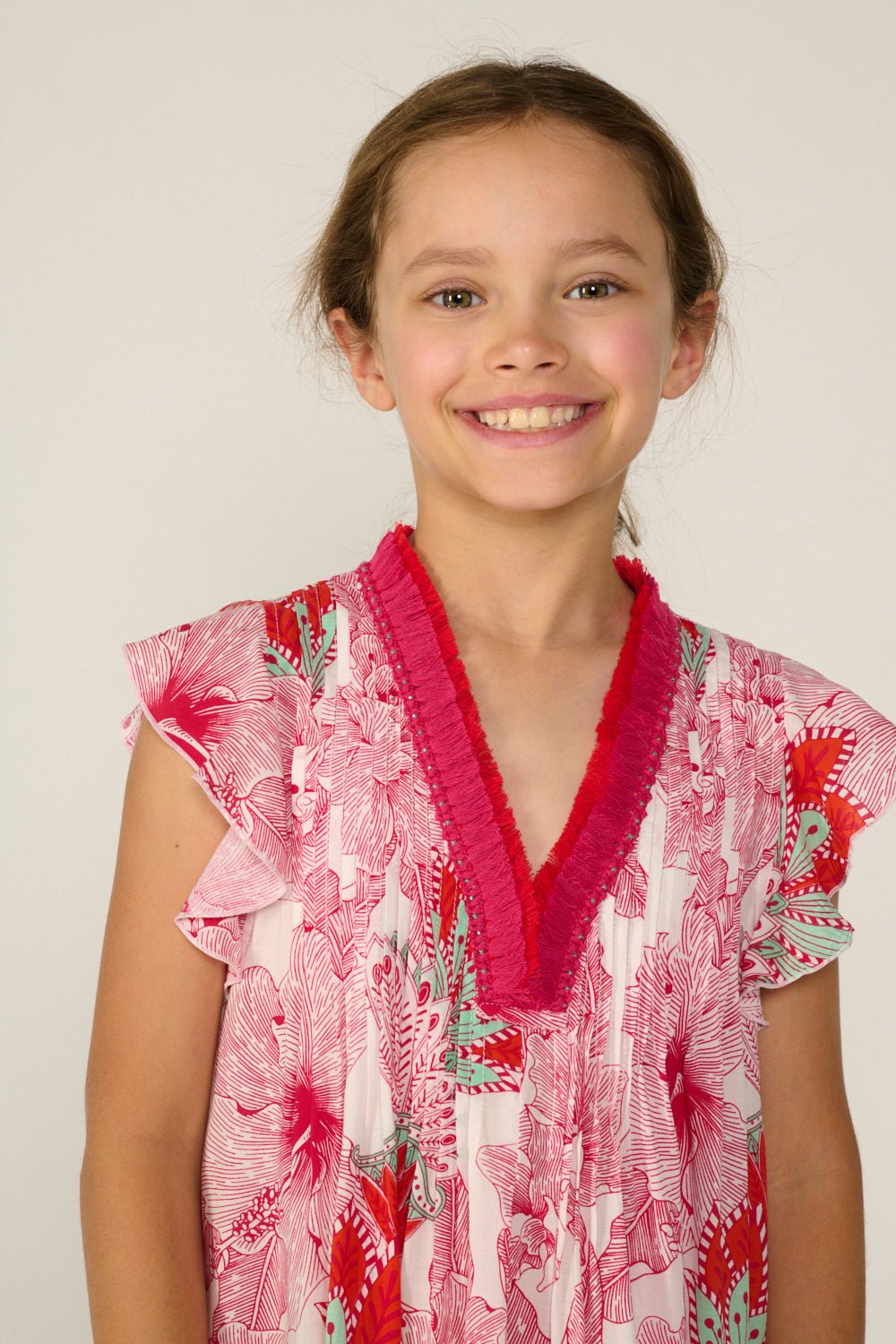 Girls' Pink Padang mini dress – Mini Dress Sasha by Poupette St Barth, close-up of the ruffled V-neck and pintucks