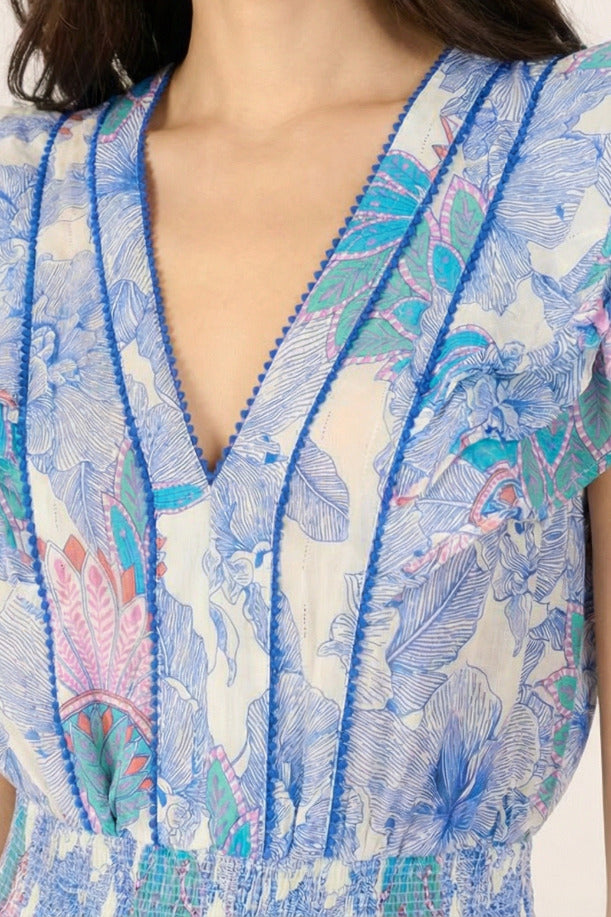 Blue Padang mini dress – Mini Dress Camila by Poupette St Barth, close-up of piped v-neck and ruffle sleeves