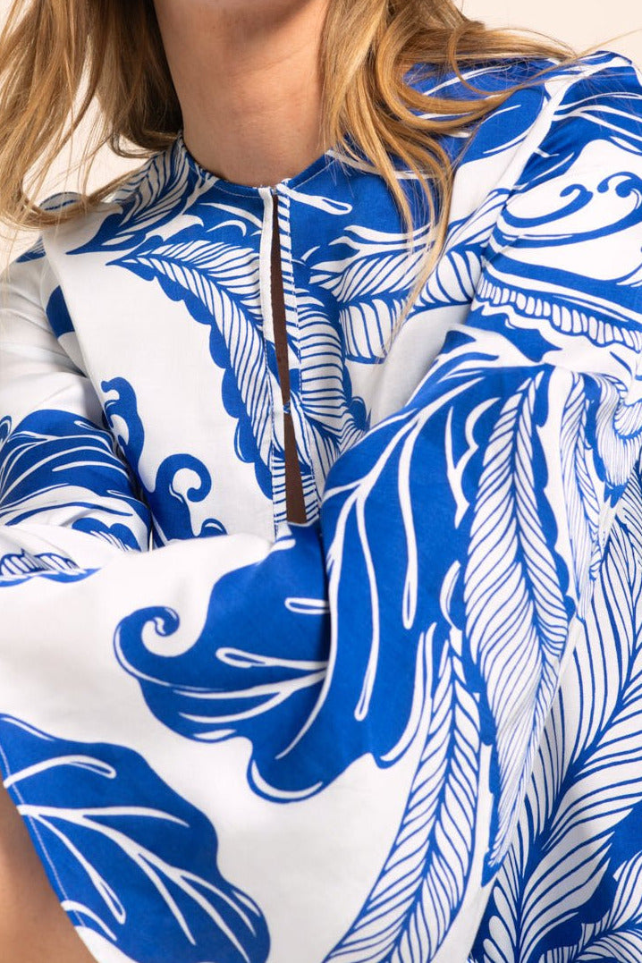 Blue Reef Wave mini dress – Mini Dress Gia by Poupette St Barth, close-up of keyhole neckline and print