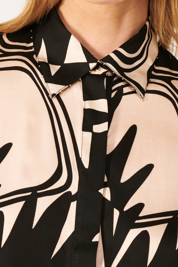 Black Oasis shirt – Shirt Eileen by Poupette St Barth, close-up of pointed collar and the print
