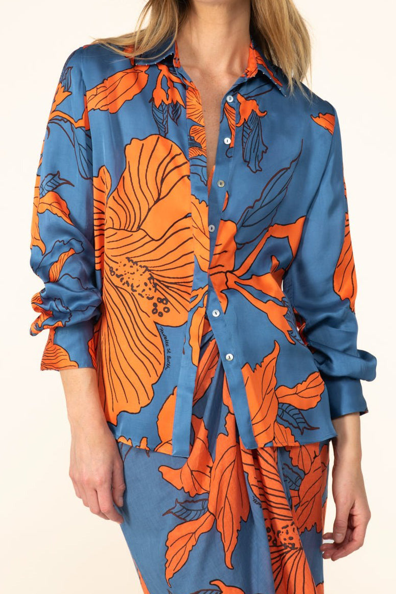 Blue Hibiscus shirt – Shirt Eileen by Poupette St Barth, front view with matching sarong skirt