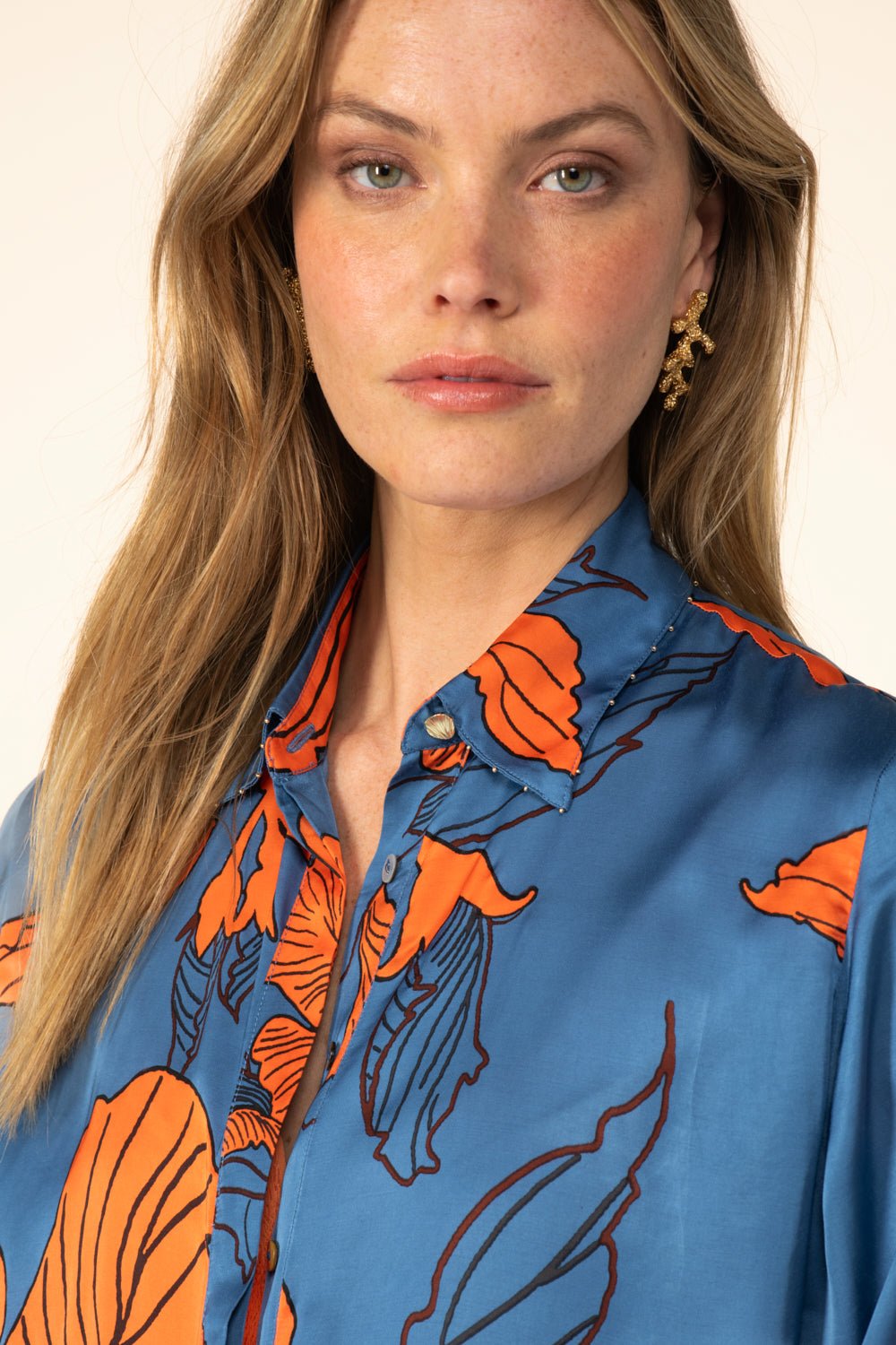 Blue Hibiscus shirt – Shirt Eileen by Poupette St Barth, view 4