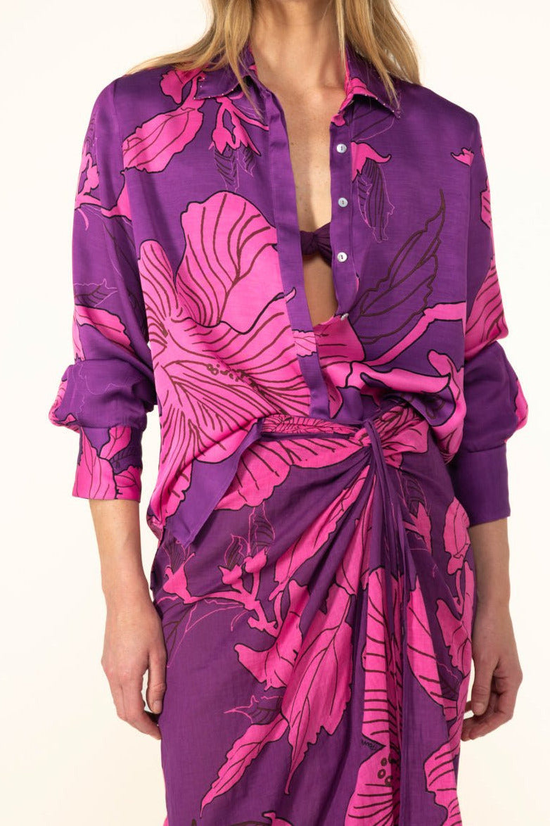 Purple Hibiscus shirt – Shirt Eileen by Poupette St Barth, front view knotted over matching sarong skirt